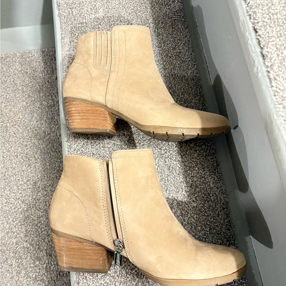 Blonde Chunky Ankle Boots. Waterproof. Sand color 2024. Great condition. 7 - Picture 6 of 12